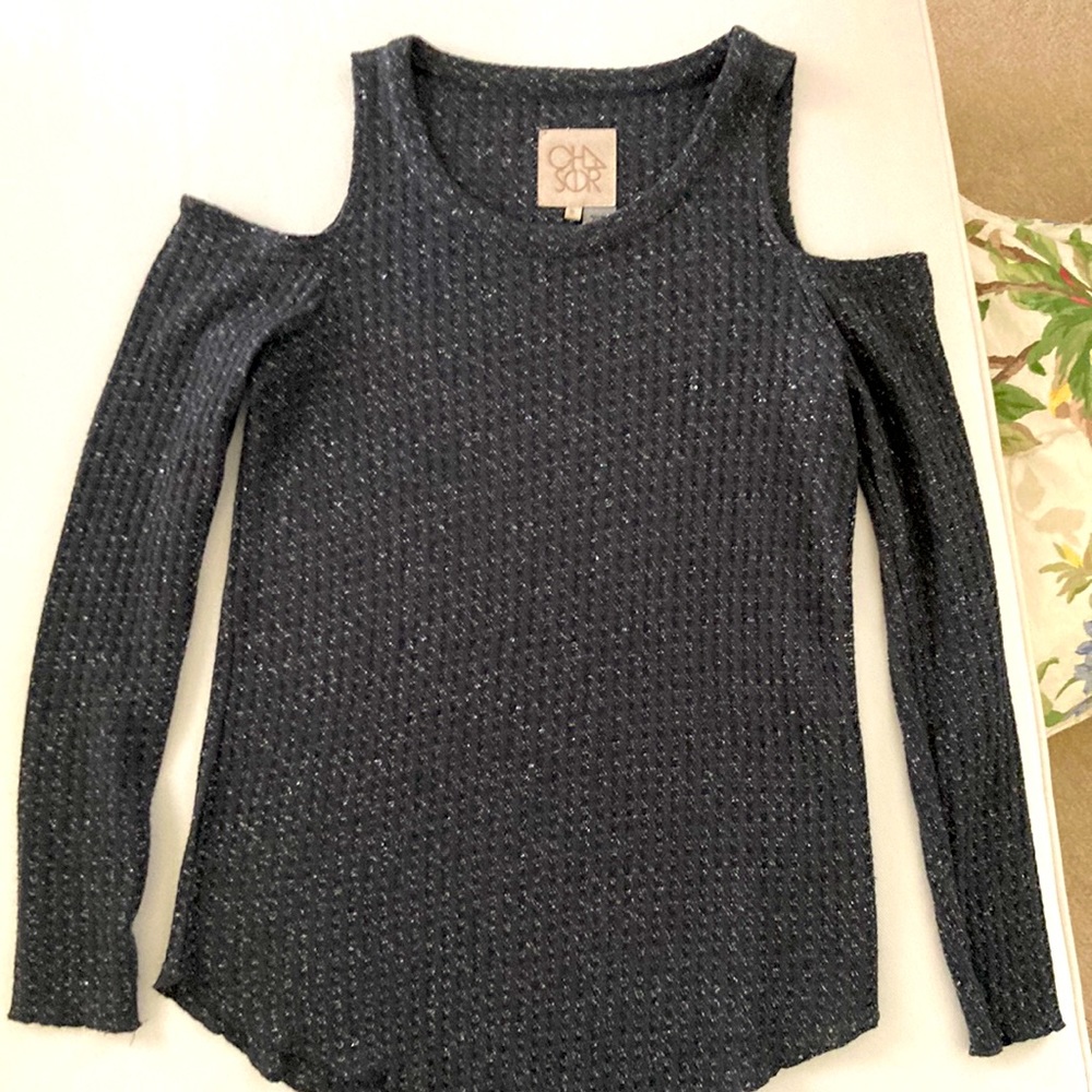 Chaser metallic waffle knit cold shoulder top. Size S